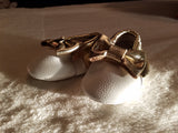WHITE AND GOLD BOW LEATHER BABY MOCCASINS